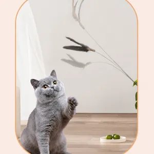 Varita telescópica para gatos con bastón de fibra de vidrio flexible y plumas para juego interactivo.