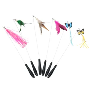 Varita de juguete para gatos con alambre de acero y plumas coloridas para juego interactivo.