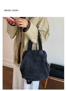 Vue détaillée du sac fourre-tout et sac à dos multifonction en denim lavé vintage.