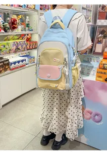 Detailansicht des bunten, farbblockierten Schulrucksacks mit vielen Taschen und grossem Stauraum.