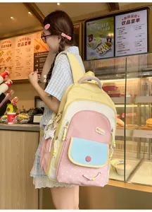 Detailansicht des farbigen Studentenrucksacks mit grossem Stauraum und tollem süssem design.