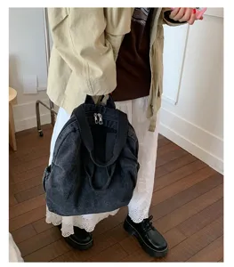 Vue détaillée du sac à dos convertible en denim lavé vintage pour femmes au quotidien.
