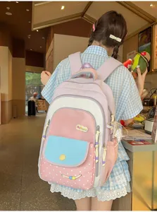 Detailansicht des bunten Pastell-Rucksacks mit mehreren Fächern und süßem Punktemuster.