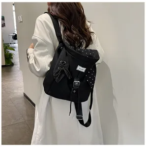 Detail des koreanischen schwarzen Canvas-Rucksacks mit gepunkteter Klappe und Schleifen.