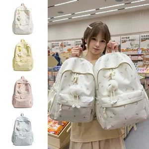 Nahaufnahme Detailansicht des süßen Ahornblatt bedruckten Rucksacks mit Plüschanhänger im Alltag.