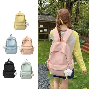Zaino scolastico in nylon color caramella di grande capacita per studenti, vista dettaglio.