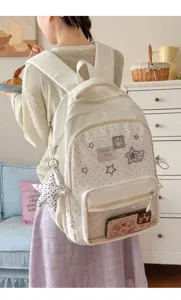 Detailansicht des niedlichen weißen Polka-Dot-Schulrucksacks mit transparenter Tasche.