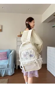 Detailansicht des süßen weißen Pünktchen-Rucksacks mit Sternen im gemütlichen Zimmer.