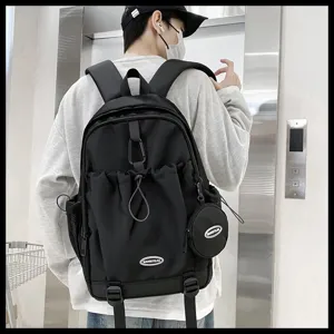 Vue détaillée du sac à dos décontracté noir à plusieurs poches avec cordon et étui.