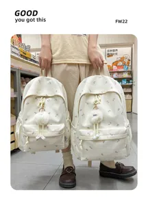 Nahaufnahme des süßen Ahornblatt-Druck Schulrucksacks mit flauschigem Plüsch-Anhänger.