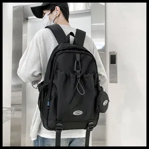 Sac à dos de loisirs noir de grande capacité avec des détails plissés et une poche.