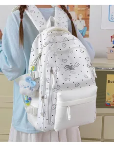 Weißer Cartoon Wolken Print Schulrucksack Detail mit niedlichem Plüschanhänger und Taschen.