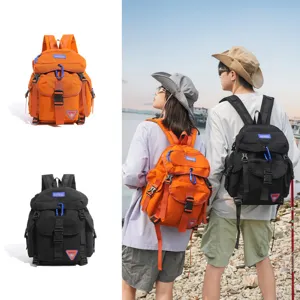 Detailaufnahme des Outdoor Freizeitrucksacks mit vielen Taschen und robustem Material.
