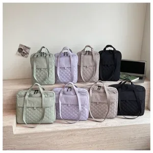 Dettaglio borsa porta pc in nylon quilted stili verticale e orizzontale vari colori.