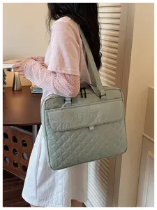 Borsa shopper trapuntata in nylon verde chiaro da donna, elegante borsa per laptop.