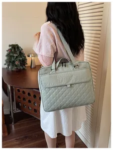 Borsa tote trapuntata in nylon verde con tracolla, ideale per il lavoro e l'uso quotidiano.