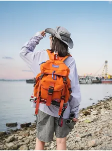 Detailansicht des orangen Outdoor Rucksacks mit grossem Volumen fuer Reisen und den Alltag.