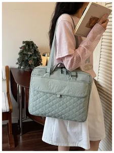 Borsa shopper trapuntata in nylon da donna, elegante borsa a spalla per laptop in verde chiaro.