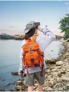 Oranger Outdoor Rucksack für Wandern, Reisen und Schule mit großem Fassungsvermögen.