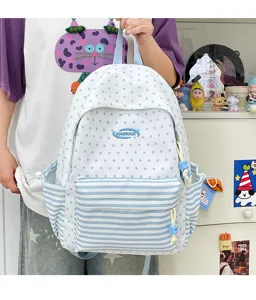 Detailopname van de blauw-witte rugzak met sterren en strepen, voorzak en zijvakken.