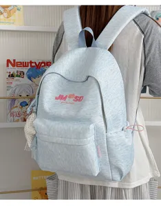 Mochila escolar casual azul claro con bordado de letras y gran capacidad para uso diario.
