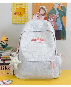 Gran mochila escolar gris para estudiantes con detalles rosas y bonitos bordados de tréboles.