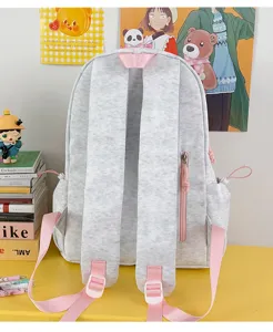 Gran mochila escolar gris para estudiantes con correas rosas y bolsillos prácticos.