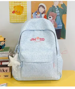 Mochila escolar texturizada azul claro elegante para estudiantes con lindo bordado de letras rosas.