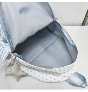 Leuke blauw-witte schoolrugzak met sterren en strepen, licht en ruim voor studenten.