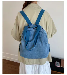 Vue detaillee du sac a dos en denimlave vintage avec bretelles et grande capacite de rangement.