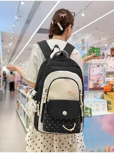 Niedlicher, farbkontrastreicher Student Rucksack mit grossem Fassungsvermögen und Punkten.
