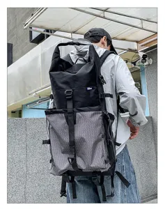 Vista dettagliata del grande zaino da esterno con motivo a quadri elegante e alla moda.