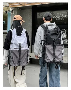 Zaino da esterno capiente con motivo a quadri, ideale per viaggi, trekking e per l'uso quotidiano.