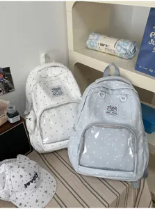 Dettagli del simpatico zaino a pois con tasca frontale trasparente in ambientazione.