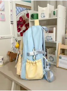 Süßer farbblockierter Schülerrucksack mit vielen Taschen und Schnallengurten für die Schule.