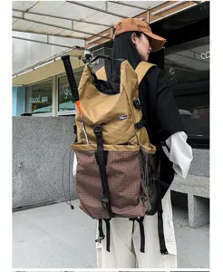 Zaino da viaggio a quadri di grande capacita per sport all'aperto e uso quotidiano.
