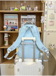 Niedlicher hellblauer Rucksack mit grossem Fassungsvermoegen fuer Schule und Alltag.