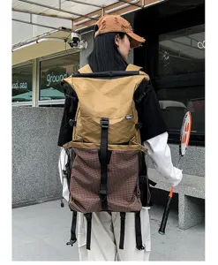 Zaino da viaggio escursionistico casual grande capacità in kaki e tartan marrone.