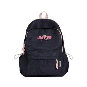 Vista detallada de la mochila oscura de lona con bordado rosa y bolsillos laterales.