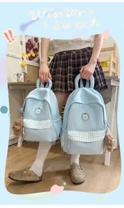 Hübscher blauer Karo-Schulrucksack mit süßer Bärenstickerei und großem Fassungsvermögen.