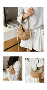 Détail de sac bandoulière coquillage tissé fait main avec chaîne de perles style plage.