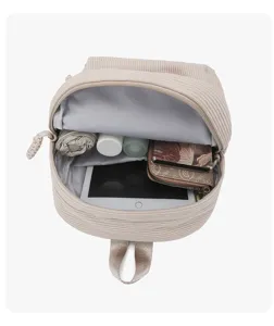 Εσωτερική λεπτομέρεια μικρού υφασμάτινου σακιδίου πλάτης που δείχνει μεγάλη χωρητικότητα ταξιδιού.