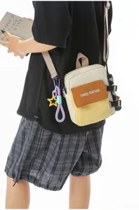 Vue détaillée d'un sac bandoulière pour téléphone colorblock avec une sangle assortie.