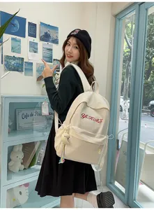 Detailansicht des lässigen Canvas-Rucksacks getragen vom Model, stilvolle minimalistische Tasche.