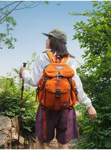 Detailansicht des Outdoor-Wanderrucksacks, großes Fassungsvermögen, viele Taschen, orange Stoff.