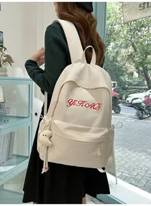 Lässiger minimalistischer Schulrucksack mit roter Buchstabenstickerei für den täglichen Gebrauch.