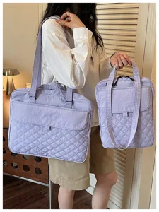 Borsa tote trapuntata in nylon casual, elegante borsa porta PC da lavoro con comoda tracolla.