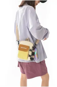 Petit sac bandoulière colorblock pour les trajets en plein air et le quotidien détail.