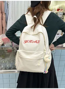 Minimalistischer Freizeit-Canvas-Rucksack mit gestickten Buchstaben, leichtes Design für die Schule.