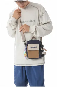 Sac bandoulière utilitaire colorblock pour les trajets en plein air et quotidien.
